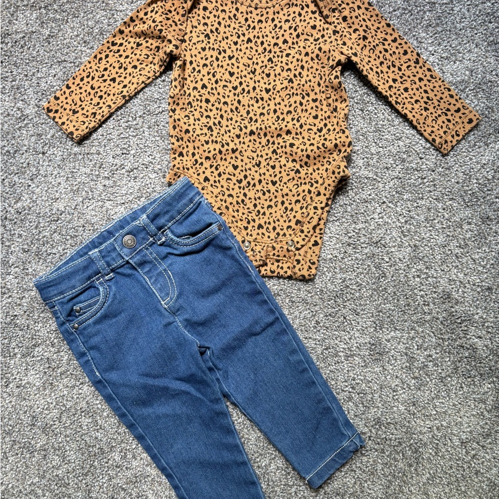 5/$15 Old Navy Leopard Print Bodysuit and Denim Jeans